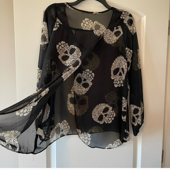 Skull blouse with open flowy back. Dia de la Muerte. - Picture 2 of 5